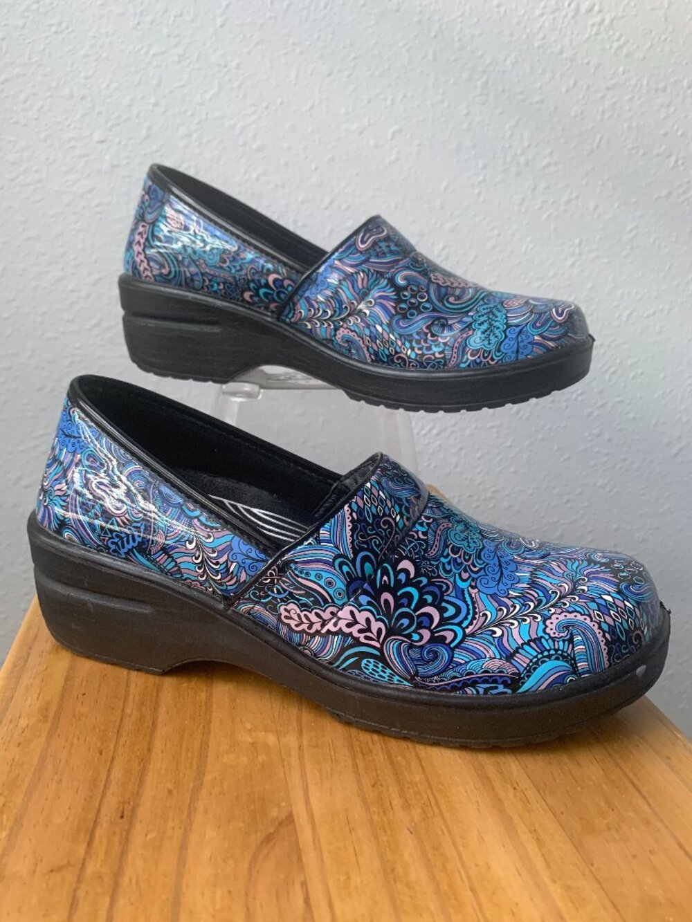 Easy Works by Easy Street Lyndee Clogs Blue Purple Paisley Patent Slip Resistant